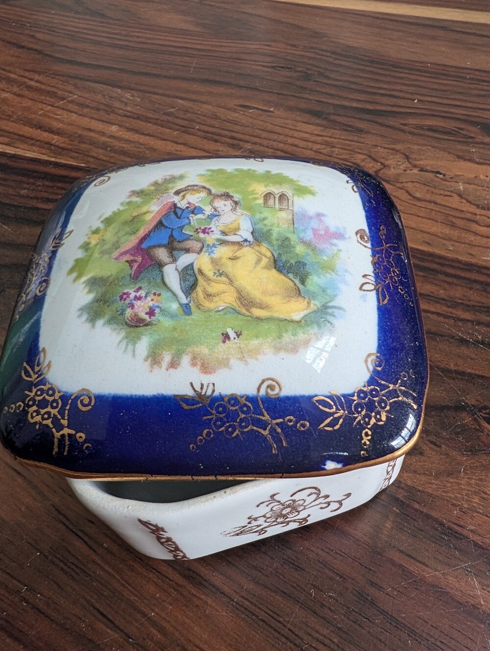 Vintage AL-KA Kunst Alboth Kaiser Porcelain Romantic Scene Trinket Box